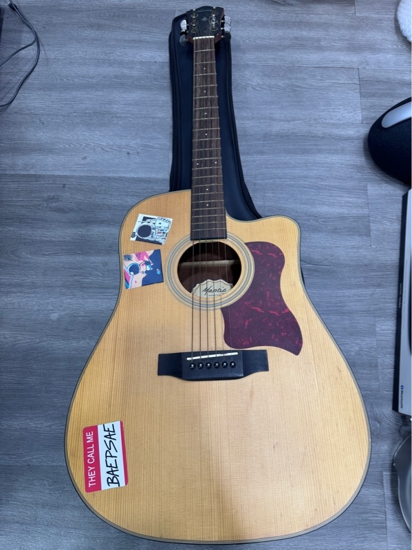 Đàn guitar Mantic AG370C by saga - Màu nâu - Ngoại hình 97% - Trầy xước, cấn nhẹ, mất 2 ốc đeo dây, màn hình EQ cháy, dán sticker - Kèm túi, capo, chân đế, dây dự phòng dây 1,2,3