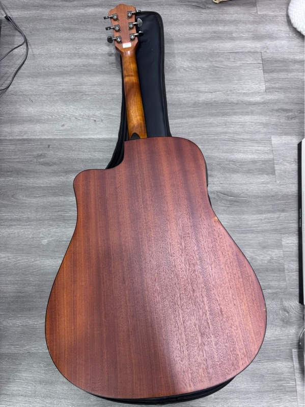 Đàn guitar Mantic AG370C by saga - Màu nâu - Ngoại hình 97% - Trầy xước, cấn nhẹ, mất 2 ốc đeo dây, màn hình EQ cháy, dán sticker - Kèm túi, capo, chân đế, dây dự phòng dây 1,2,3