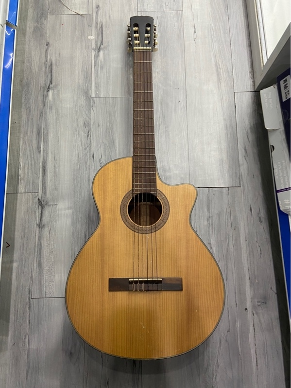 Đàn Guitar Noname - Màu nâu - Ngoại hình: 96% - Trầy xướt nhiều dây oxi hoá nhiều, hộp đàn nứt 2 đường - Kèm túi