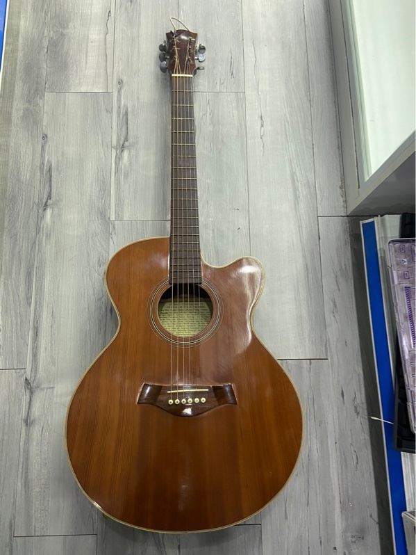 Đàn guitar Noname - Màu nâu - Ngoại hình: 97% - Gỉ sét chốt khoá đàn, xước - Kèm túi