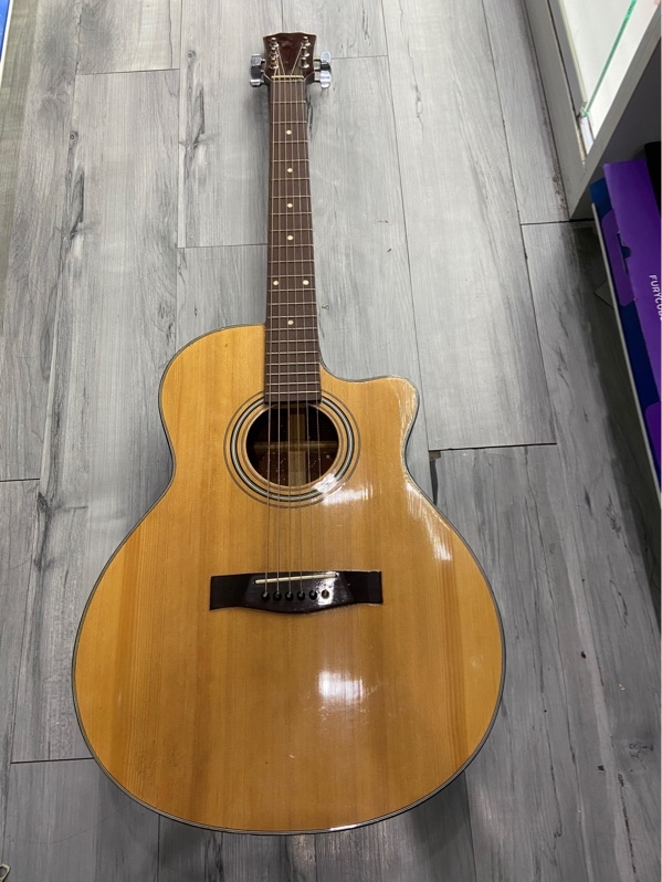 Đàn Guitar NoName - Màu nâu - Ngoại hình: 97% - Tróc Sơn, bên trong đàn dính sơn trắng - Kèm túi