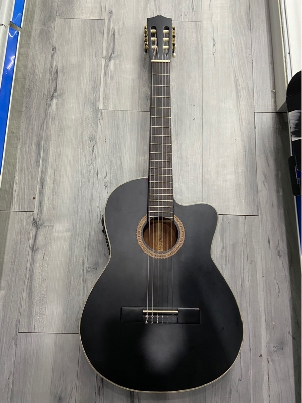 Đàn Guitar Queen’s model: C602 - Màu đen - Ngoại hình: 97% - Xước, tróc sơn nhẹ - Kèm túi