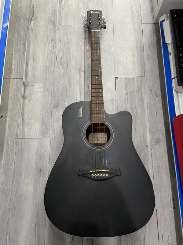 Đàn Guitar Rosen G11 - Màu đen - Ngoại hình: 97% - Dây sét, cần bạc màu, dán sticker - Kèm túi