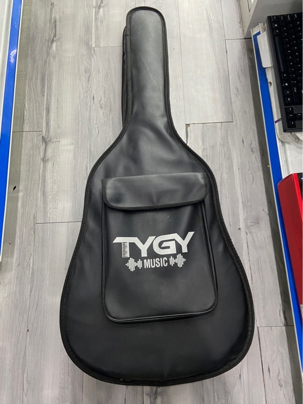 Đàn Guitar Rosen G11 - Màu đen - Ngoại hình: 97% - Dây sét, cần bạc màu, dán sticker - Kèm túi