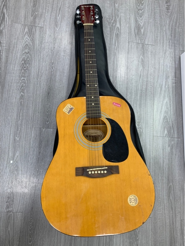 Đàn Guitar Suzuki - Màu vàng - Ngoại hình: 97% - Mài ngựa trên trầy xước, mẻ góc đầu - Body