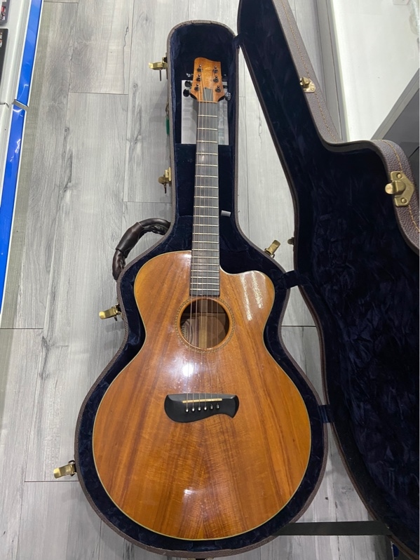 Đàn Guitar Tacoma EKC 19 - Màu nâu gỗ - Ngoại hình: 97% - Cấn nhẹ - Kèm hòm đàn