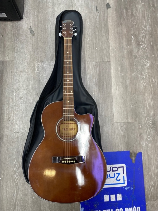 Đàn guitar Tâm Hiệp - Màu nâu đỏ - Ngoại hình 98% - Nứt ngựa chốt dây, mòn ngựa trên - Kèm túi