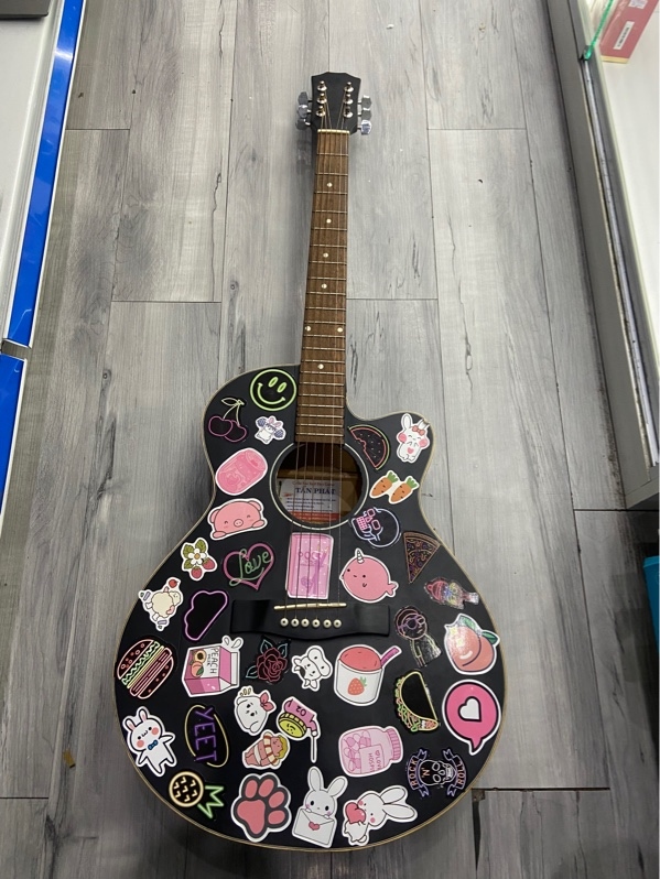 Đàn Guitar Tấn Phát - Màu đen - Ngoại hình: 97% - Cấn viền, dán skin - Kèm túi