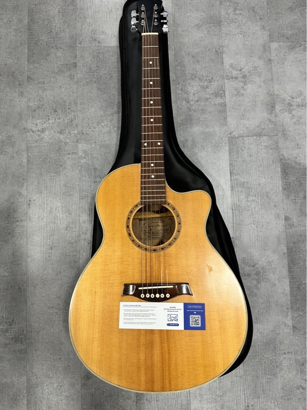 Đàn Guitar Tập chơi - Màu nâu - Ngoại hình 97% - Dây đàn rỉ sét nhẹ, chi tiết kim loại bị oxy hóa - Kèm túi + Capo