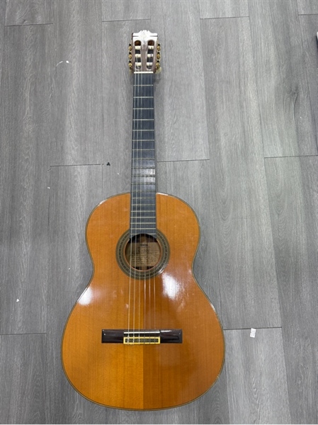 Đàn Guitar Yamaha Classic C300 - Màu nâu - Ngoại hình 97% - Thân trầy nhẹ , dây gỉ - Kèm túi