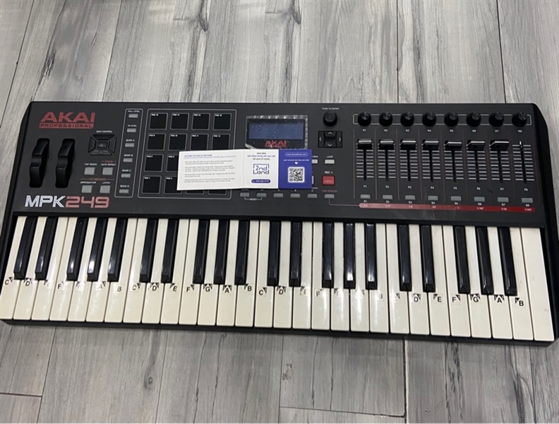 Đàn MIDI Keyboach Controller Akai MPK249 - Màu đen - Ngoại hình: 97% - Mất miếng nhựa 1 nút, lờn 1 phím - Body - Kèm nguồn