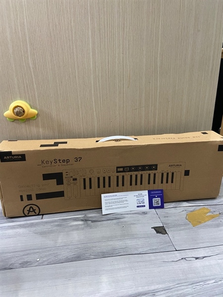 Đàn Midi KeyStep 37 Arturia Controller & Sequencer - Màu trắng - Ngoại hình: 97% - Thanh phím ố vàng - Kèm Box - Không sạc
