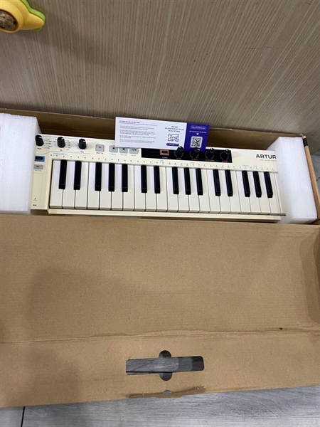 Đàn Midi KeyStep 37 Arturia Controller & Sequencer - Màu trắng - Ngoại hình: 97% - Thanh phím ố vàng - Kèm Box - Không sạc 1
