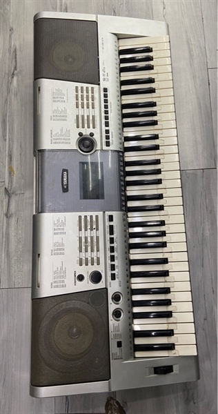 Đàn Organ Yamaha PSR-E403 - Màu xám - Ngoại hình: 97% - Trầy xước, xuống màu - Kèm nguồn