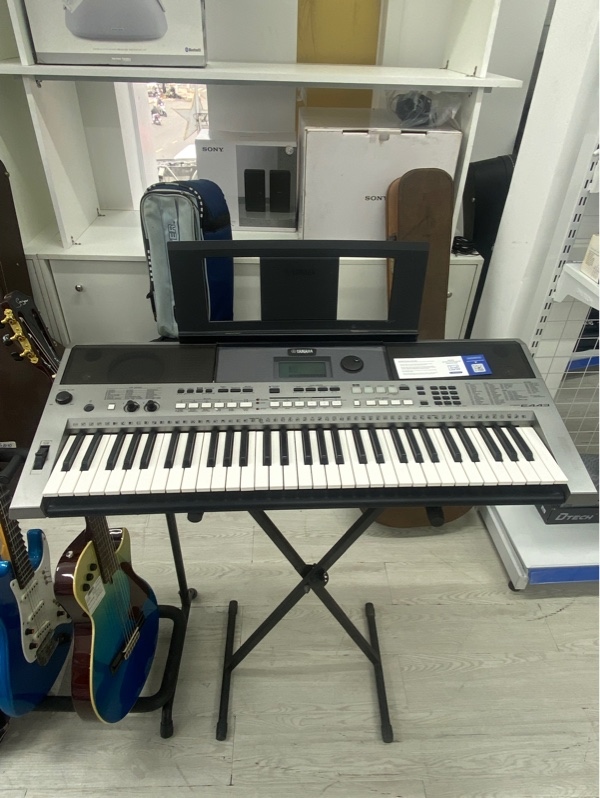 Đàn Organ Yamaha PSR-E443 - Màu đen xám - Ngoại hình 97% - Trầy - Kèm adap nguồn + Chân + Giá đỡ + Bao đàn