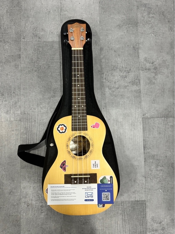 Đàn Ukulele Handmade Việt Nam - Màu gỗ - Ngoại hình 97% - Có dán sticker , mặt sau hơi phồng - Kèm túi