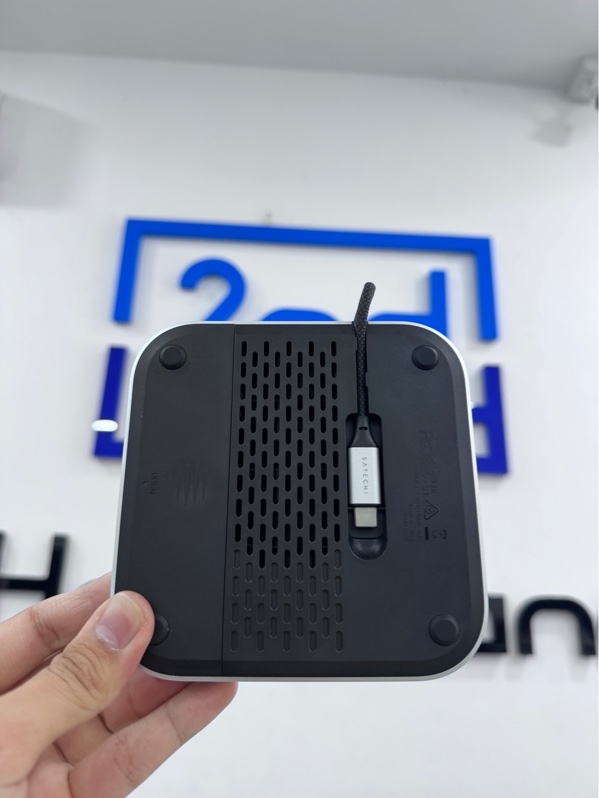 Đế kiêm hub mở rộng Satechi có khe cắm ssd cho mac Mini M4 - Màu bạc - Ngoại hình 98% - Kèm box
