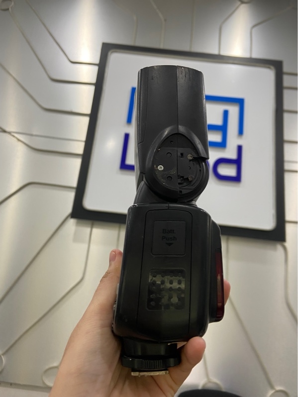 Đèn Flash máy ảnh Godox V860IIC cho Canon - Màu đen - Ngoại hình: 97% - Màn cháy, mất nắp 2 bên hông, mất nắp ổ cắm dây, xước nhiều - Kèm sạc