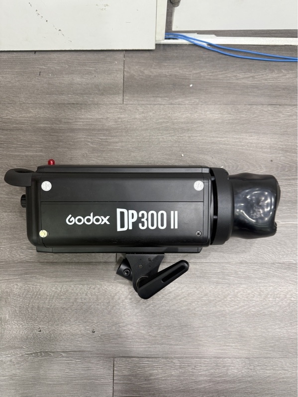 Đèn Studio Godox DP300 II - công suất 300Ws - Màu đen - Ngoại hình 97% - chảy nhựa nắp đậy - Kèm chân , nguồn , softbox , 1 bóng đèn , box