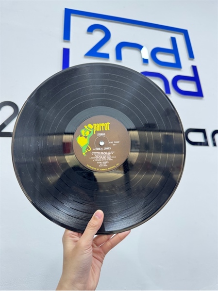 Đĩa than Atomic Jones - Tom Jones - Màu đen - Ngoại hình: 98% - Box 1