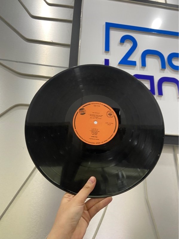 Đĩa Than Bonnie Tyler - Màu đen - Ngoại hình: 97% - Box