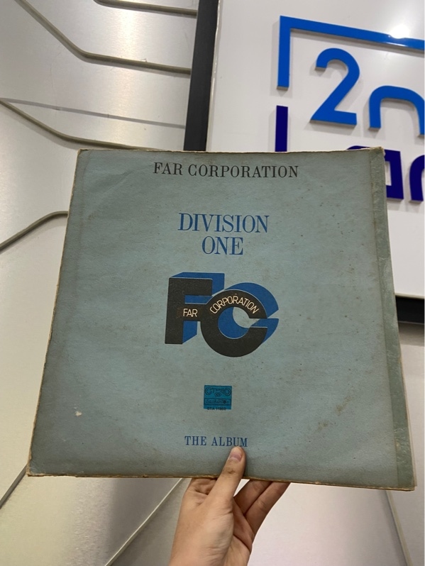 Đĩa than Division One - Màu đen - Ngoại hình: 97% - Box