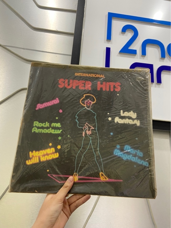 Đĩa Than International Super Hits - Màu đen - Ngoại hình: 97% - Box