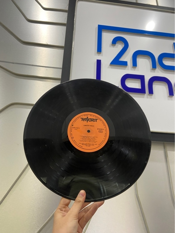 Đĩa Than International Super Hits - Màu đen - Ngoại hình: 97% - Box