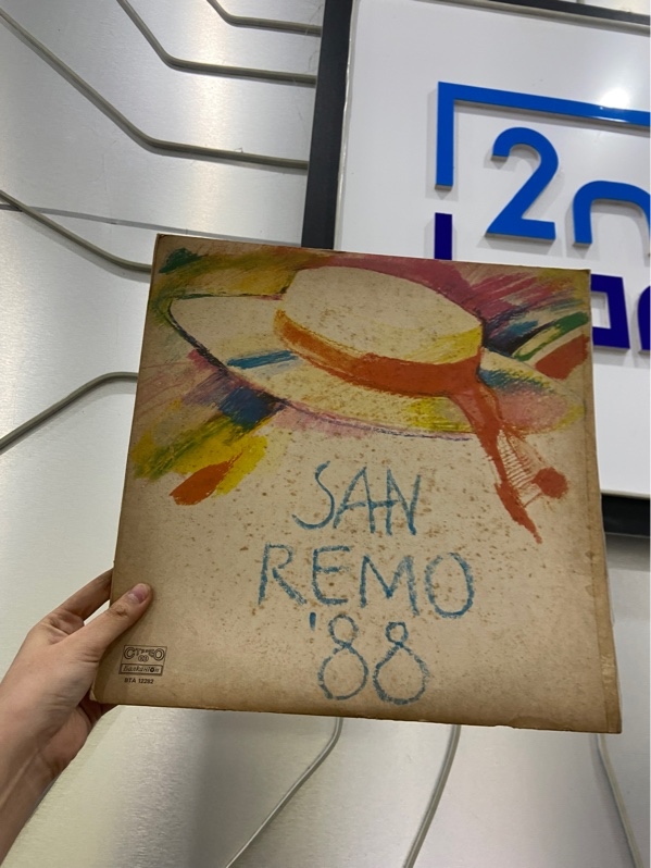 Đĩa Than San Remo '88 - Màu đen - Ngoại hình: 97% - Box