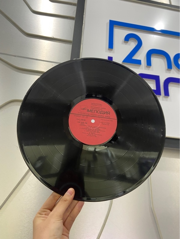Đĩa Than UB40 - Màu đen - Ngoại hình: 97% - Box