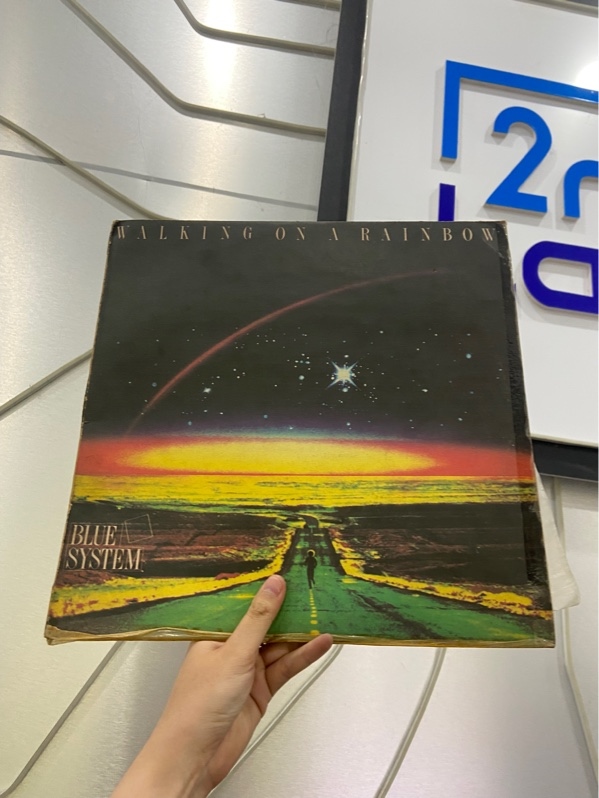 Đĩa Walking On A Rainbow - Màu đen - Ngoại hình 97% - Box