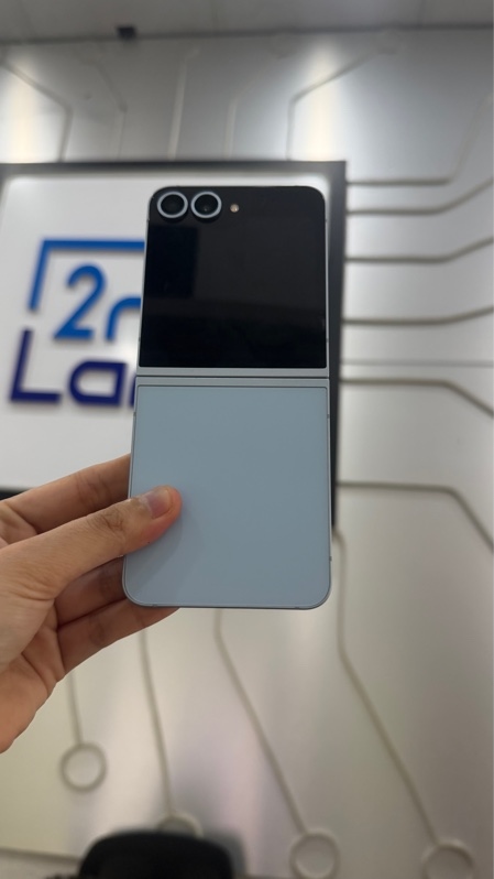 Điện thoại Galaxy Z Flip 6 - SM-F741B - Ram 12/256GB - Màu xanh - Ngoại hình: 98% - Màn trầy , màn ám vàng vừa - Body