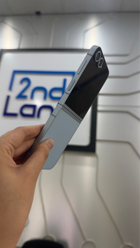 Điện thoại Galaxy Z Flip 6 - SM-F741B - Ram 12/256GB - Màu xanh - Ngoại hình: 98% - Màn trầy , màn ám vàng vừa - Body