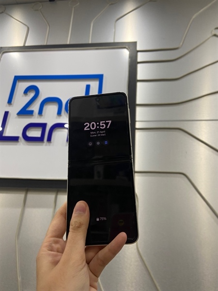 Điện thoại Galaxy Zflip 3 - 5G - 128GB Ram 8GB - Bản việt - Màu bạc kem - Ngoại hình: 97% - Body 3