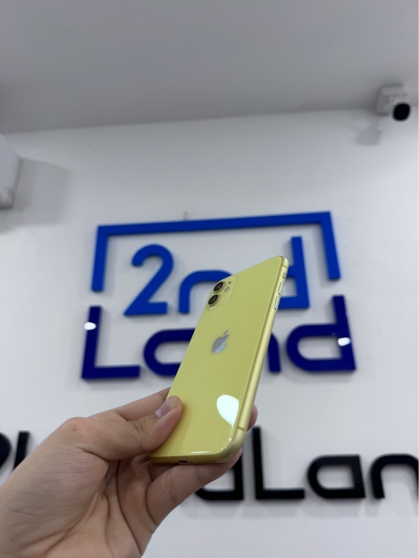 Điện thoại iPhone 11 - LL/A - 64GB- ios 18.7.8 - Màu vàng - Pin thay 100% - Ngoại hình 97% - Viền trầy xước, màn trầy nặng, có vết trầy sâu, màn ám vàng - Kèm sạc linh kiện