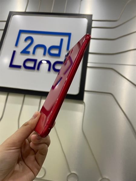 Điện thoại iPhone 11 - LL/A - 64GB - Pin 100% đã thay - Màu đỏ - Ngoại hình: 97% - 1 chấm phản quang, viền tróc sơn, màn xướt, màn ám nhẹ - Body 2