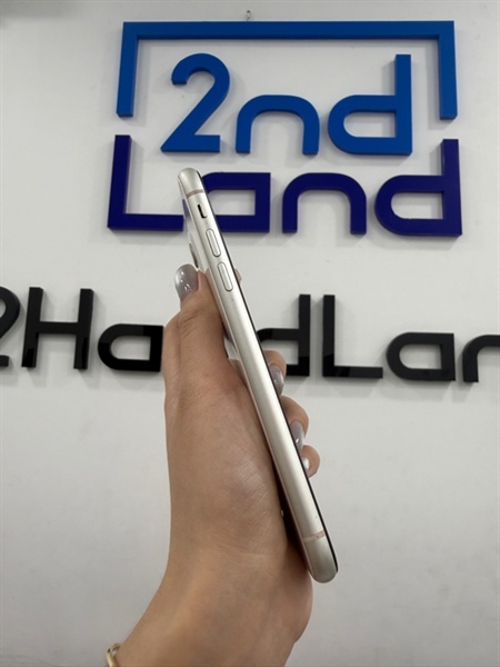 Điện thoại iPhone 11 - Máy lock - LL/A - IOS 26.0 - 64GB - Màu trắng - Pin thay 100% - Ngoại hình 97% - Màn linh kiện , máy thay vỏ , cấn nhẹ , viền trầy - Kèm sạc linh kiện 1