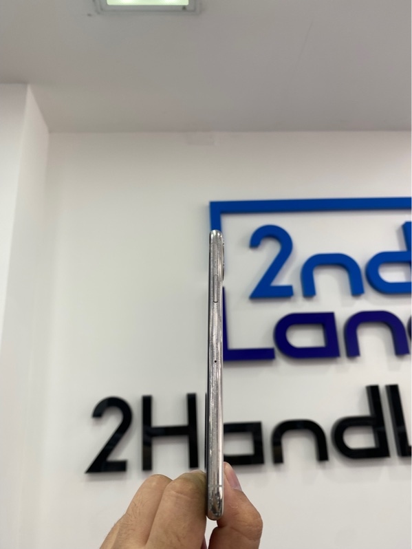 Điện thoại iPhone 11 Pro Max - Máy Lock - Ll/A - 256GB - Pin: 100% thay new - Màu trắng - Ngoại hình: 96% - Cấn trầy viền nặng, thay lưng, màn ám hồng - Body