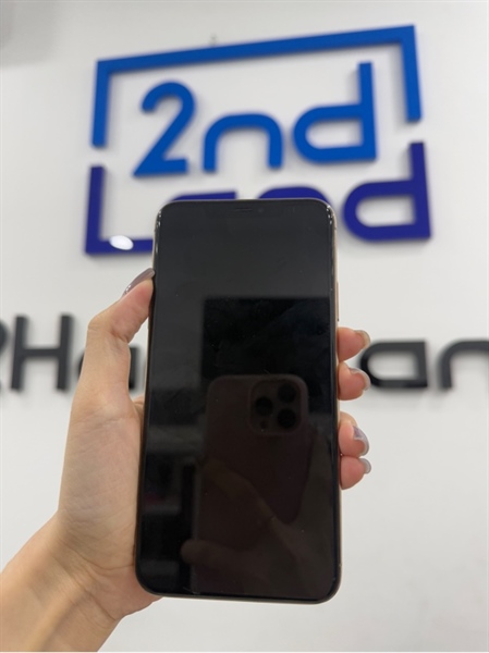 Điện thoại iPhone 11 promax - Máy lock - LL/A - IOS 18.5 - 64GB - Màu vàng - Pin 84% - Ngoại hình 97% - Màn trầy nặng , viền xuống màu nhẹ , tróc sơn - Kèm sạc 2