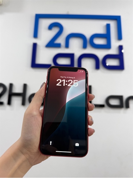 Điện thoại iPhone 11 - VC/A - IOS 18.5 - 64GB - Màu đỏ - Pin 100% thay new - Ngoại hình 97% - Màn trầy , viền tróc sơn nhiều , màn phản quang 1 đốm lớn , ám vàng , hở sáng - Kèm sạc 2