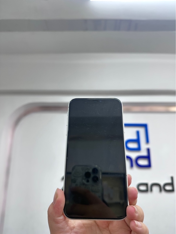 Điện thoại iPhone 11 - VN/A - IOS 16.1 - 64gb - Màu trắng - Pin thay 100% - Ngoại hình 96% - Cấn sườn, màn trầy, ám xanh - Body