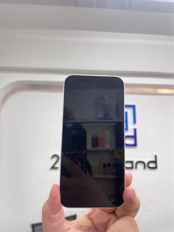 Điện thoại iPhone 12 - KH/A - IOS 26.5 - 128gb - Màu trắng - Pin 97% - Ngoại hình 98% - Màn thay bóc máy - Body