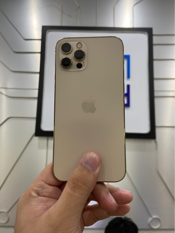 Điện thoại iPhone 12 Pro - LL/A - 128GB - Pin 83% đã thay - Màu Gold - Ngoại hình: 97% - Màn xước nhiều, đánh kính, 1 đốm trắng trêm màn, hư face id, lỗi cam trước, sau - Body