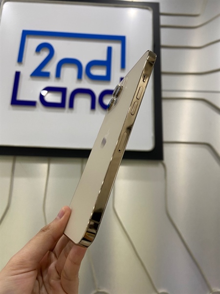 Điện thoại iPhone 12 Promax - LL/A - 128GB - IOS 26 - Máy lock - Pin 100% thay new - Màu gold - Ngoại hình: 97% - Màn ám viền vàng nhẹ, màn xước dăm 3 chỗ, màn ép cảm nhẹ - Body 1