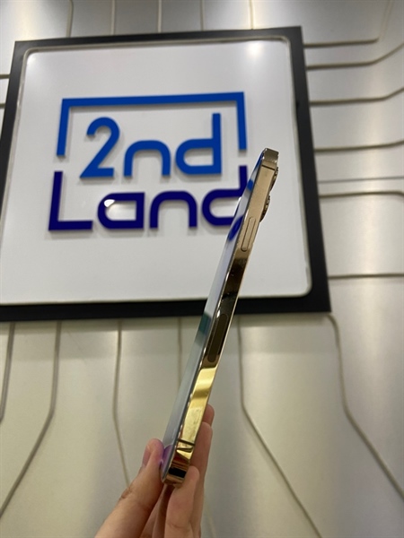 Điện thoại iPhone 12 Promax - LL/A - 128GB - IOS 26 - Máy lock - Pin 100% thay new - Màu gold - Ngoại hình: 97% - Màn ám viền vàng nhẹ, màn xước dăm 3 chỗ, màn ép cảm nhẹ - Body 2