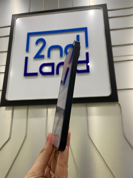 Điện thoại iPhone 13 - LL/A - 128GB - IOS 18.6.2 - Pin 100% thay new - Màu đen - Ngoại hình: 97% - Kính trầy - Body 2