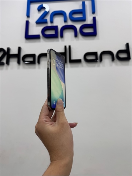 Điện thoại iPhone 13 Pro - KH/A - 256GB - IOS 26.1 - Pin 100% - Màu trắng - Ngoại hình 97% - Màn camera đã thay, nứt kính lưng nhỏ xíu - Body 2