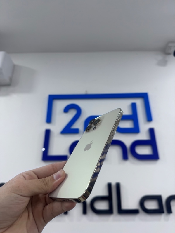 Điện thoại iPhone 13 Promax - 128Gb - VN/A - iOS 26.6 - Màu vàng - Pin thay hãng 100%, chu kỳ sạc 494 - Ngoại hình 97% - Kính màn xước, màn bị 1 sọc xanh viền trái, cam chân dung 3x đốm 3 vết - Kèm sạc linh kiện