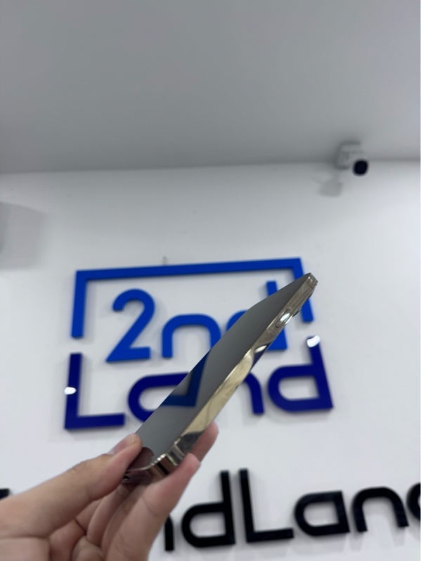 Điện thoại iPhone 13 Promax - VN/A - 256G - ios 26.5.2 - Màu vàng gold - Pin 85% chu kỳ sạc 830 lần - Ngoại hình 98% - Màn xước nhiều, viền camera cấn thấy rõ, đã thay lưng - Body