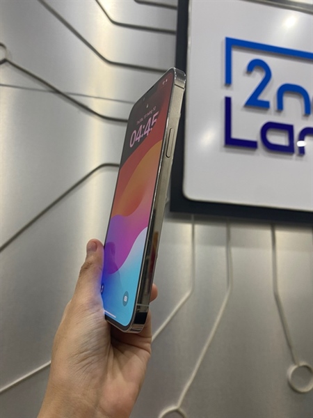 Điện thoại iPhone 13 Promax - ZP/A - 256GB - IOS 17.7 - Pin 83% - Màu trắng - Ngoại hình : 97% - Hư khen sim , màn xước, hở màn - Body 2